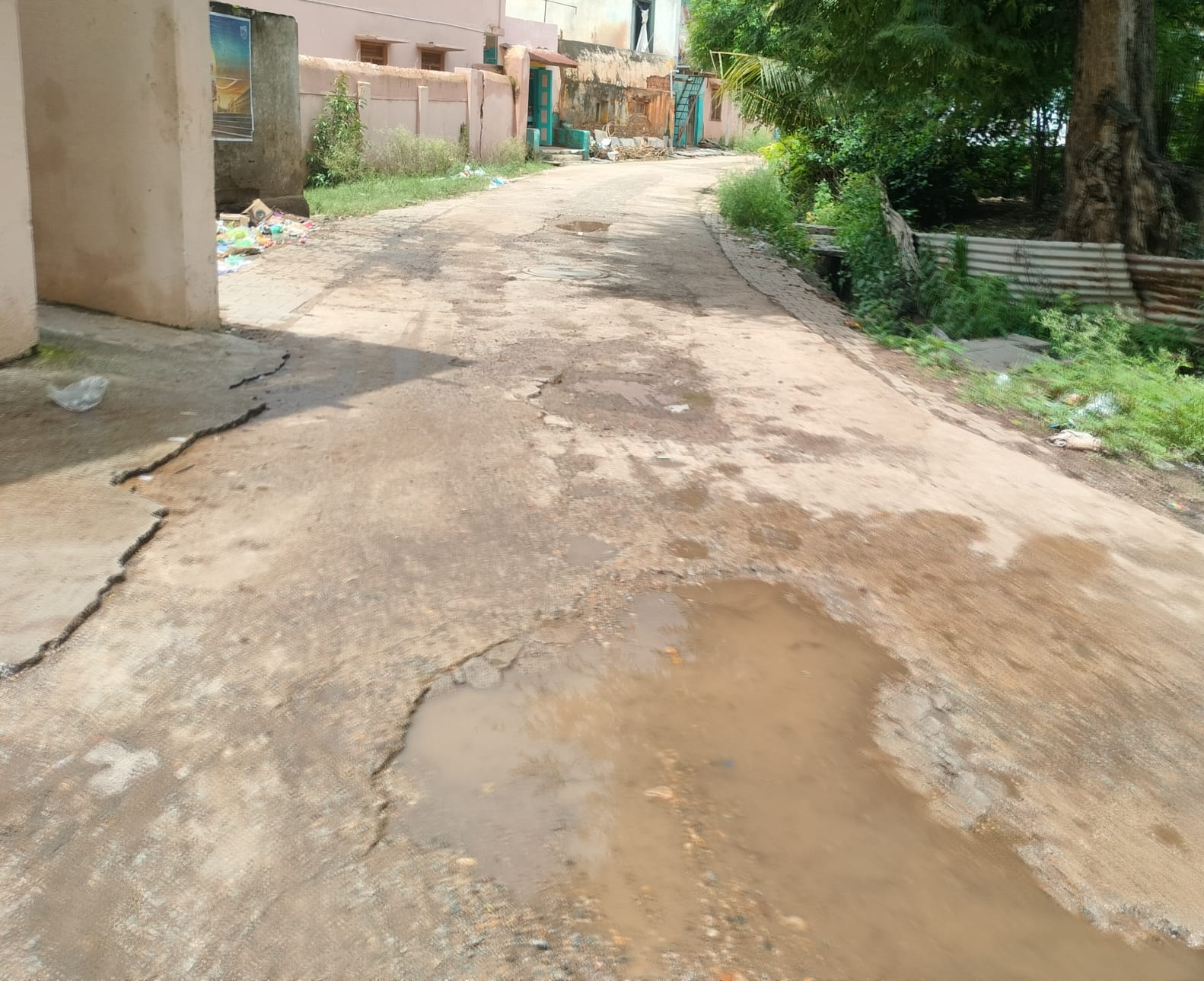 ಲಕ್ಷ್ಮೇಶ್ವರದ ಬದಿ ಅವರ ಔಷಧ ಅಂಗಡಿಯಿಂದ ಎಸ್‍ಟಿಪಿಎಂಬಿ ಶಾಲೆಗೆ ಹೋಗುವ ರಸ್ತೆ ಹಾಳಾಗಿರುವುದು