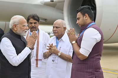 ಪ್ರಧಾನಿ ನರೇಂದ್ರ ಮೋದಿಯನ್ನು ಬರಮಾಡಿಕೊಂಡ ಬಿಜೆಪಿ ನಾಯಕರು 