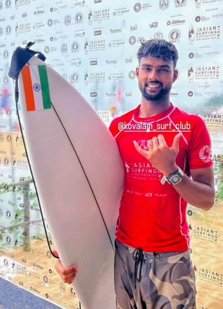 ಚೆನೈನಲ್ಲಿ ನಡೆಯುತ್ತಿರುವ ಏಷ್ಯನ್ ಸರ್ಫಿಂಗ್ ಸ್ಪರ್ಧೆಯಲ್ಲಿ ಸಮುದ್ರಕ್ಕೆ ಇಳಿಯುವ ಮುನ್ನ ಮುಗುಳು ನಗೆ ಬೀರಿದ ಸರ್ಫರ್ ರಮೇಶ ಬೂದಿಹಾಳ