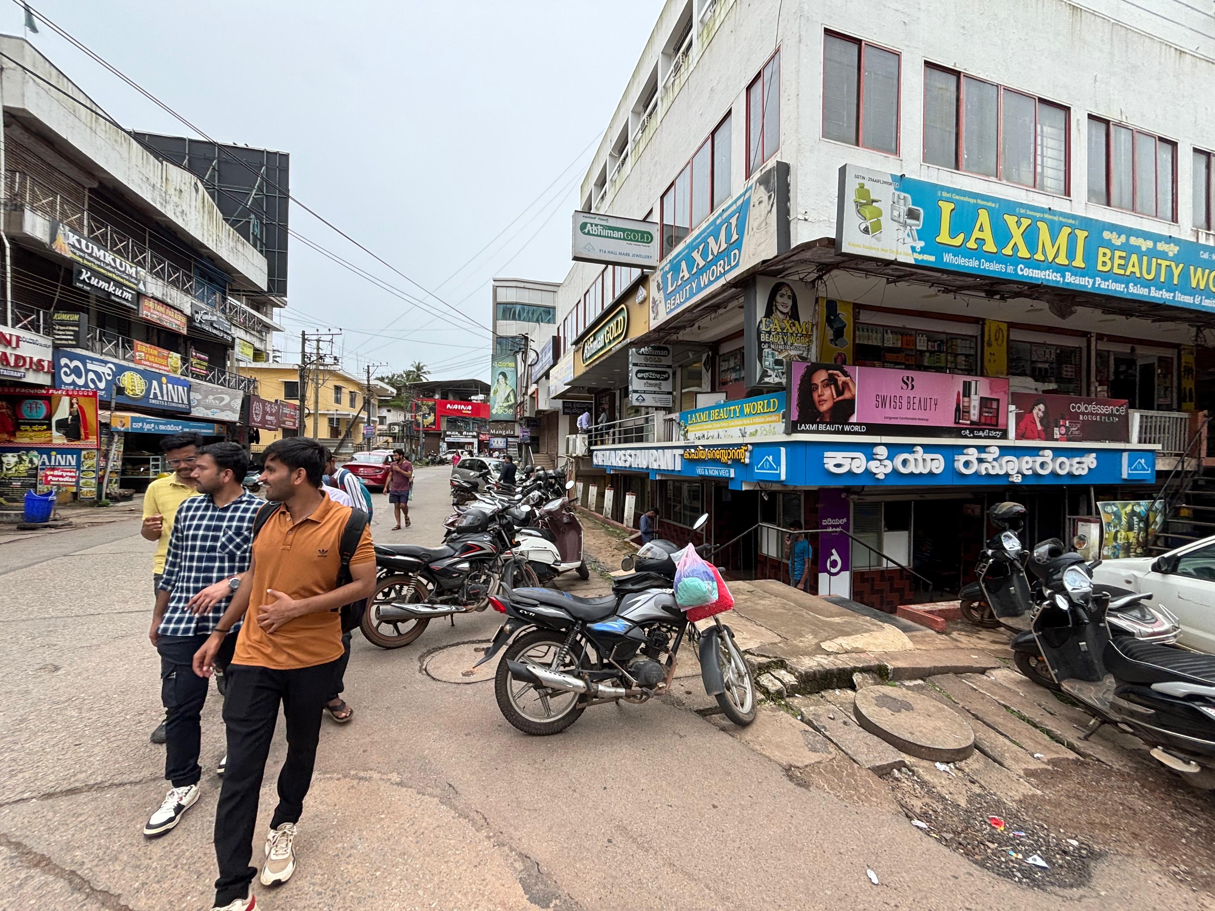 ಉಡುಪಿ ನಗರದ ಸಿಟಿ ಬಸ್ ನಿಲ್ದಾಣದ ಬಳಿಯ ಮಸೀದಿ ರಸ್ತೆಯಲ್ಲೇ ವಾಹನ ನಿಲುಗಡೆ ಮಾಡಿರುವುದು