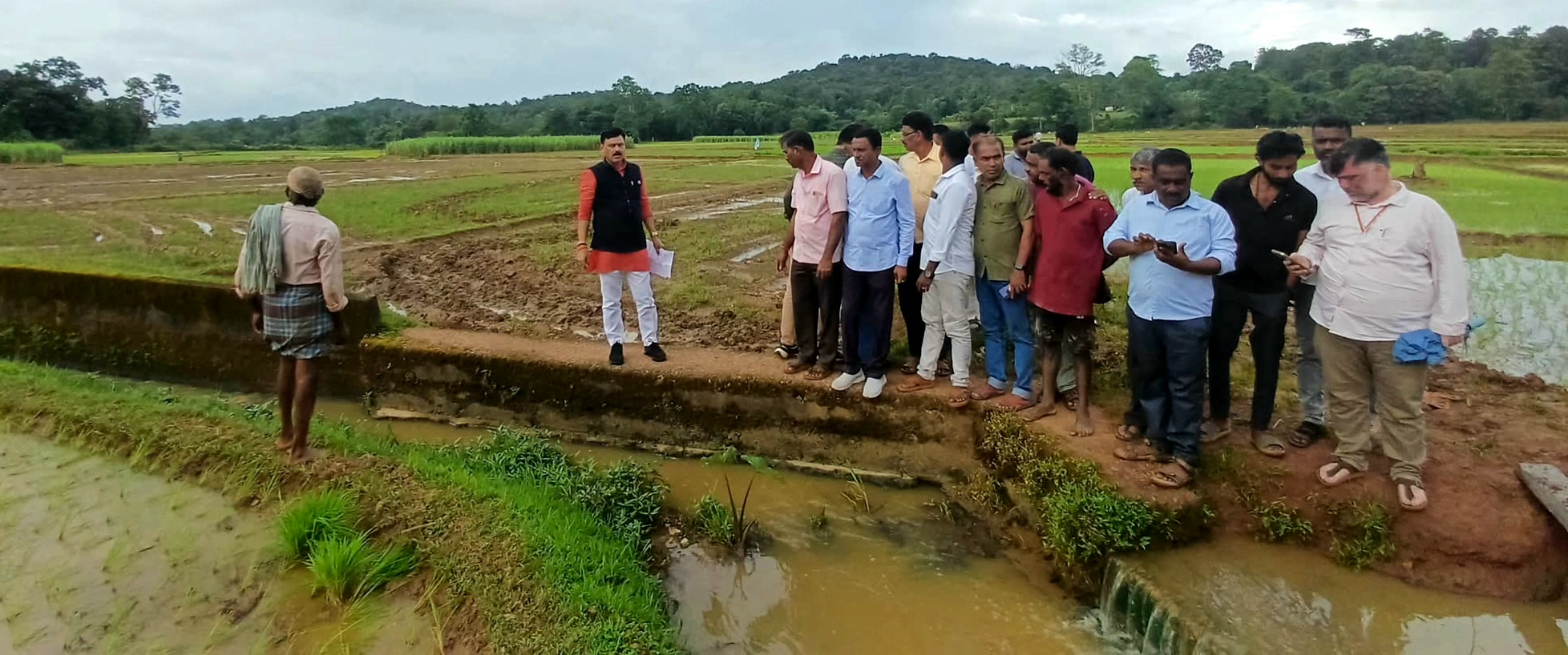 ಬೆಳ್ಳೂರು ಗ್ರಾಮ ಪಂಚಾಯತಿ ವ್ಯಾಪ್ತಿಯ ಮಳೆ ಹಾನಿ ಪ್ರದೇಶಗಳಿಗೆ ಶಾಸಕ ಗೋಪಾಲಕೃಷ್ಣ ಬೇಳೂರು ಭೇಟಿ ನೀಡಿ ಸ್ಥಳ ಪರಿಶೀಲಿಸಿದರು ರ್