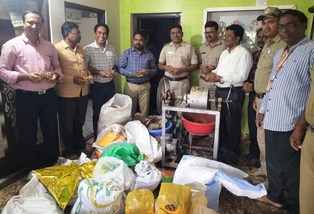 ಜಮಖಂಡಿ ತಾಲ್ಲೂಕಿನ ಹುನ್ನೂರ ಗ್ರಾಮದಲ್ಲಿ ಈಚೆಗೆ ಅಧಿಕಾರಿಗಳು ಮಾವಾ ಕಾರ್ಖಾನೆ ಮೇಲೆ ದಾಳಿ ಮಾಡಿದ್ದರು
