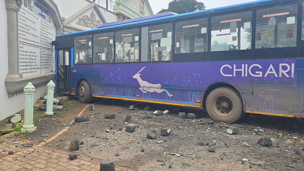 ಧಾರವಾಡ JSS ಕಾಲೇಜು ಕಾಂಪೌಂಡ್‌ಗೆ ಡಿಕ್ಕಿ ಹೊಡೆದ BRTS ಬಸ್: ಎಬಿವಿಪಿ ಪ್ರತಿಭಟನೆ