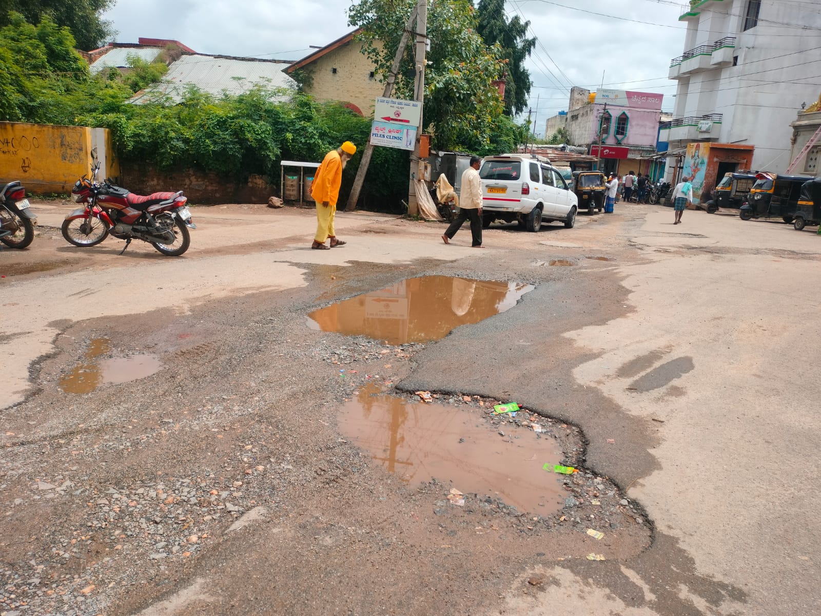 ಲಕ್ಷ್ಮೇಶ್ವರ ಪಟ್ಟಣದ ವಿದ್ಯಾರಣ್ಯ ವರ್ತುಲದಿಂದ ಬಜಾರಕ್ಕೆ ತೆರಳುವ ರಸ್ತೆಯಲ್ಲಿರುವ ಗುಂಡಿಗಳು