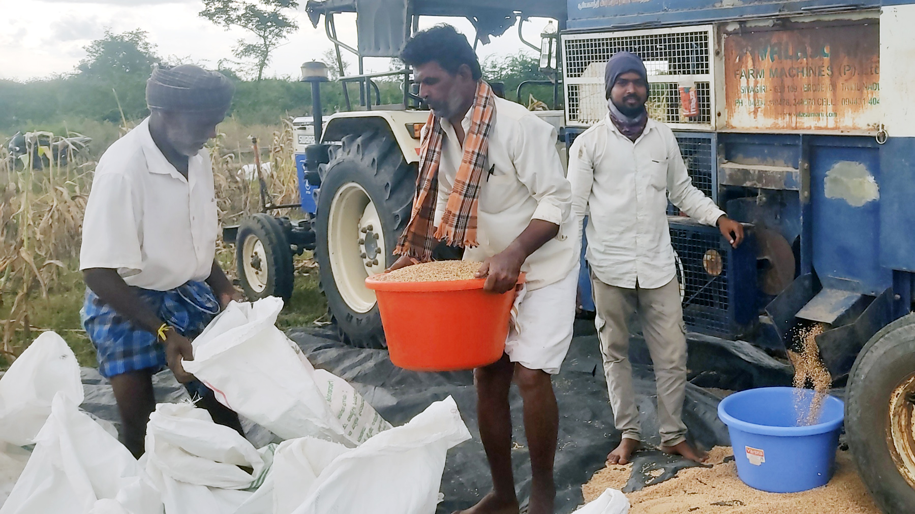 ಯಳಂದೂರು ತಾಲ್ಲೂಕಿನ ಹೊನ್ನೂರು ಗ್ರಾಮ ಹೊರವಲಯದ ಜಮೀನಿನಲ್ಲಿ ರೈತರು ಯಂತ್ರ ಬಳಸಿ ಜೋಳ ಒಕ್ಕಣೆ ಮಾಡಿದರು