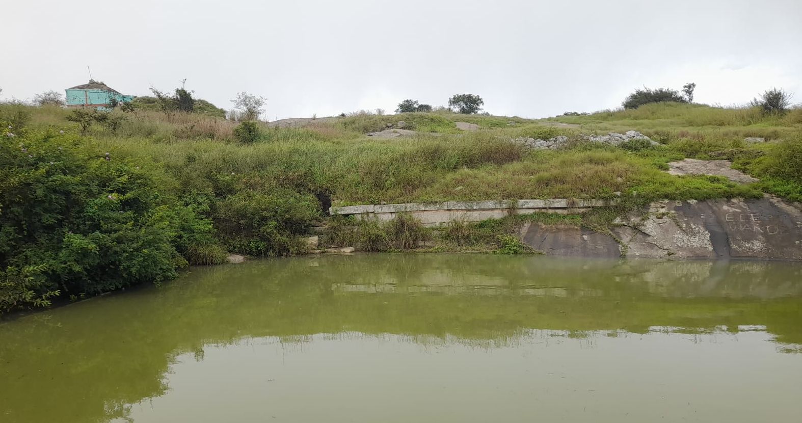 ದೊಡ್ಡಬಳ್ಳಾಪುರ ತಾಲ್ಲೂಕಿನ ಚನ್ನರಾಯಸ್ವಾಮಿ ಬೆಟ್ಟದಲ್ಲಿ ಭಾನುವಾರ ಸುರಿದ ಮಳೆಯಿಂದಾಗಿ ಬೆಟ್ಟದ ಮೇಲಿನ ದೊಡ್ಡಗೌಡನ ಕೆರೆ(ಕಲ್ಯಾಣಿ) ತುಂಬಿ ಕೋಡಿ ಬಿದ್ದಿದೆ