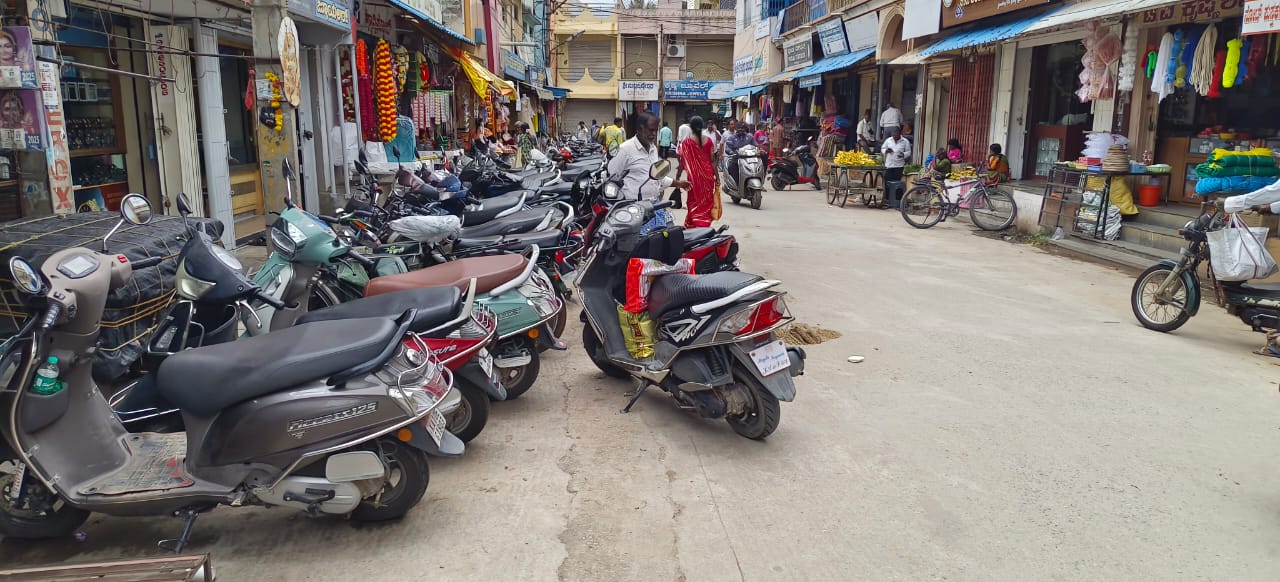 ಕೊಳ್ಳೇಗಾಲ ನಗರದಲ್ಲಿ ವಾಹನಗಳ ನಿಲುಗಡೆ ಮಾಡಿರುವ ದೃಶ್ಯ