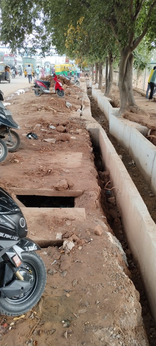 ಹೊಸಕೋಟೆ ನಗರದಲ್ಲಿ ಪಾದಚಾರಿ ಮಾರ್ಗದ ದುಸ್ಥಿತಿ