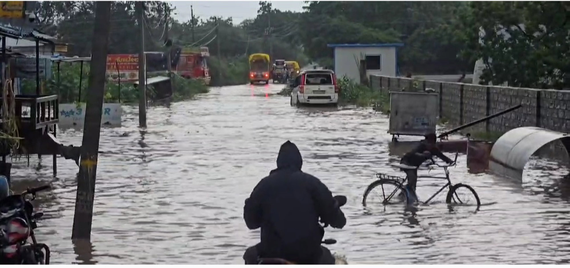 ಎಡೆಬಿಡದೆ ಸುರಿದ ಭಾರಿ ಮಳೆಯಿಂಂದ ಕೆಂಭಾವಿ ಪಟ್ಟಣದ ಹಿಲ್‍ಟಾಪ್ ಕಾಲೊನಿ ರಸ್ತೆ ನೀರಿನಿಂದ ಆವೃತವಾಗಿರುವುದು
