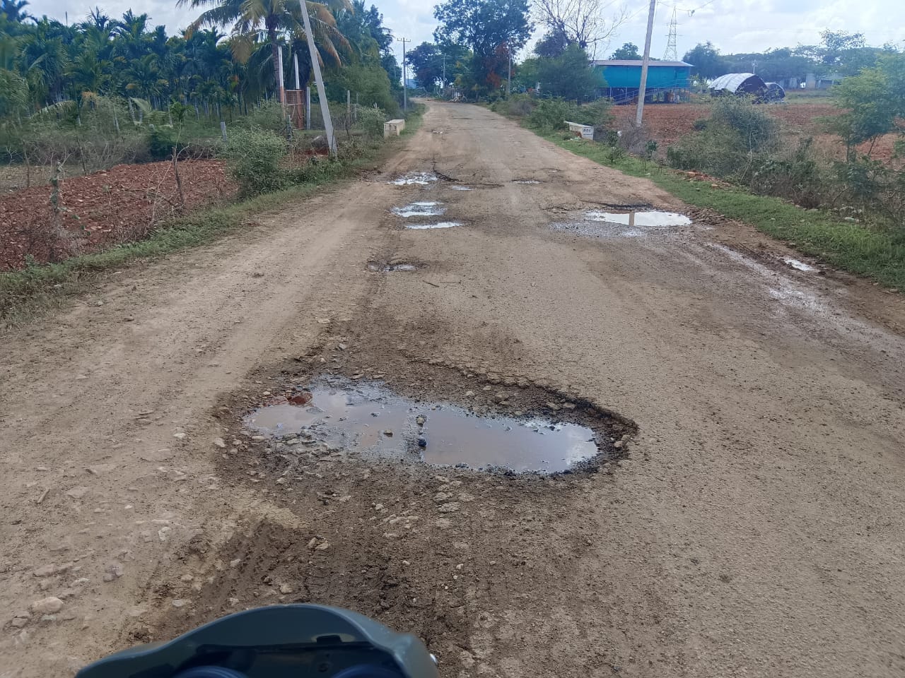 ಹಿರಿಯೂರು ತಾಲ್ಲೂಕಿನ ಹೇಮದಳ ಅಂಬಲಗೆರೆ ಶಿಡ್ಲಯ್ಯನ ಕೋಟೆ ರಸ್ತೆಯಲ್ಲಿ ಗುಂಡಿಗಳ ಕಾರುಬಾರು
