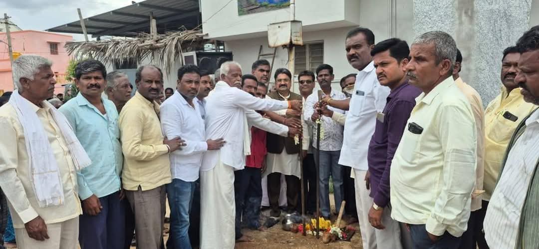 ಬಂಗಾರಪೇಟೆ ತಾಲ್ಲೂಕಿನ ಆಲಂಬಾಡಿ ಗ್ರಾಮದಲ್ಲಿ ಶಾಸಕ ಎನ್ ಎನ್ ನಾರಾಯಣಸ್ವಾಮಿ ಹಾಗೂ ಕಾರ್ಯಕರ್ತರು ಅಭಿವೃದ್ಧಿ ಕಾರ್ಯಗಳಿಗೆ ಶಂಕುಸ್ಥಾಪನೆ ‌ಮಾಡಿದರು