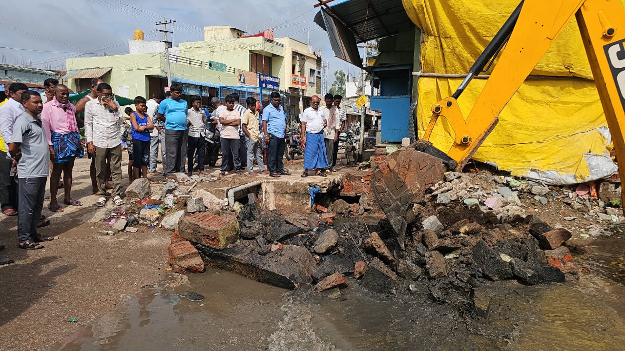 ತಾವರಗೇರಾ ಪಟ್ಟಣದಲ್ಲಿ ಶನಿವಾರ ಸಂಜೆ ಸುರಿದ ಭಾರಿ ಮಳೆಗೆ ಮನೆ ಅಂಗಡಿಗಳಿಗೆ ನೀರು ನುಗ್ಗಿದ ಕಾರಣ ಪಪಂ ಆಡಳಿತದಿಂದ ತುರ್ತು ಕಾರ್ಯ ನಡೆಸಿರುವದು.