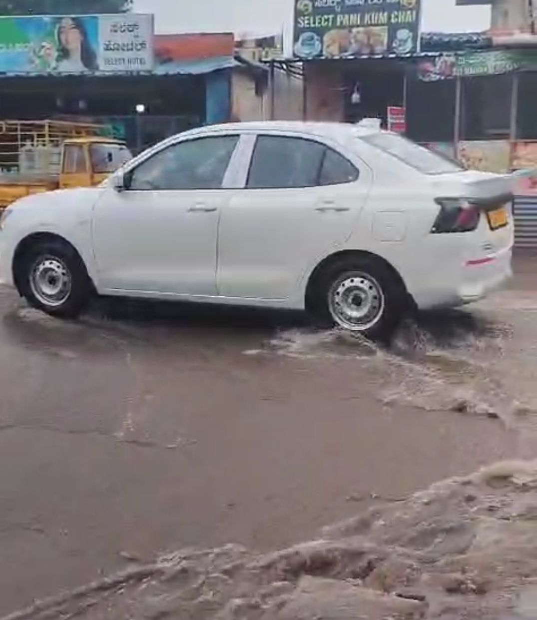 ದೊಡ್ಡಬಳ್ಳಾಪುರದಲ್ಲಿ ಭಾನುವಾರ ಬಿದ್ದ ಮಳೆಯಿಂದ ಇಸ್ಲಾಂಪುರದಲ್ಲಿ ಚರಂಡಿಗಳು ತುಂಬಿ ರಸ್ತೆಯಲ್ಲಿ ಹರಿಯುತ್ತಿರುವ ಮಳೆ ನೀರು