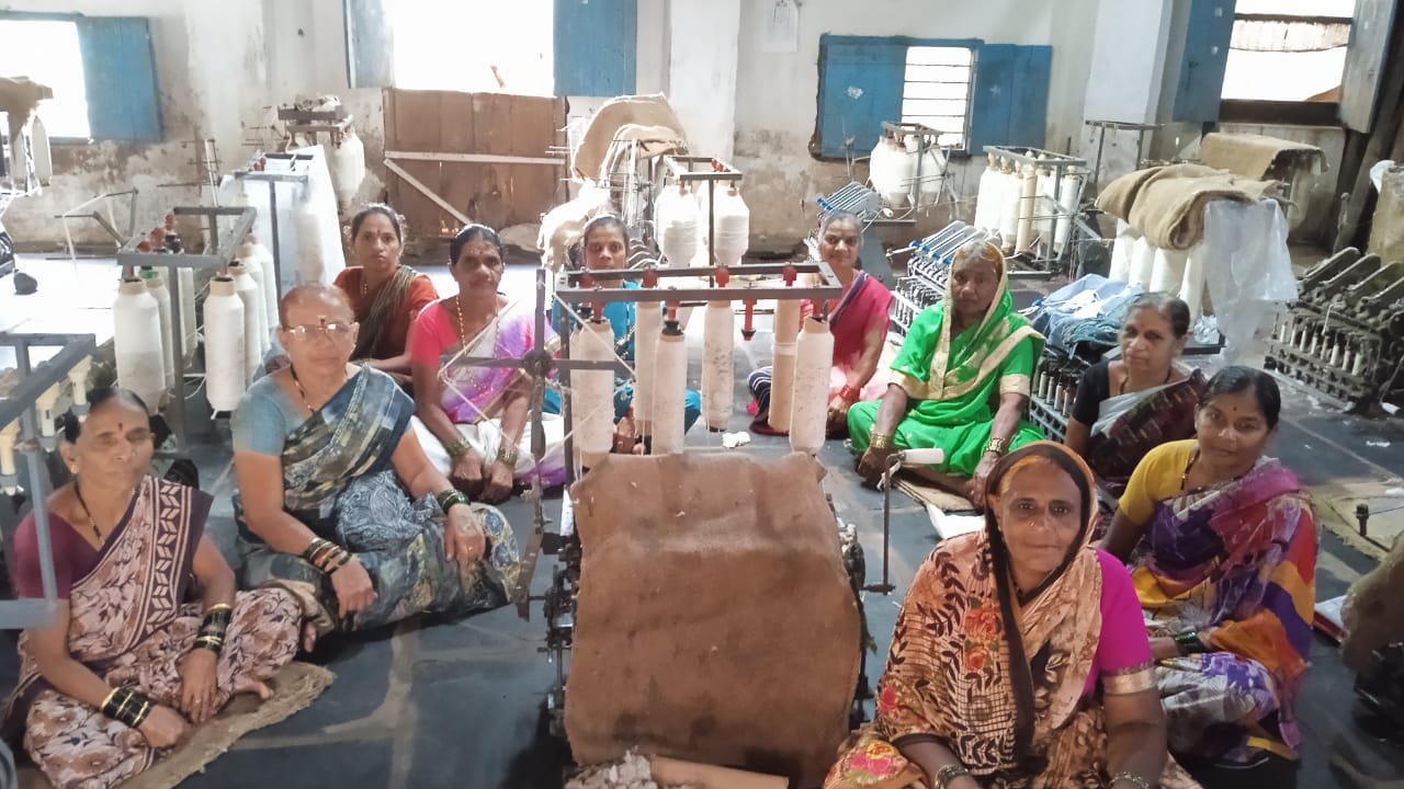 ಖಾದಿ ಉತ್ಪಾದನೆಗಾಗಿ ನೂಲುವ ಕೆಲಸದಲ್ಲಿ ತೊಡಗಿದ ಮಹಿಳೆಯರು (ಸಂಗ್ರಹ ಚಿತ್ರ)