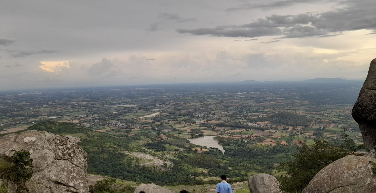 ದೊಡ್ಡಬಳ್ಳಾಪುರ ತಾಲ್ಲೂಕಿನ ಚನ್ನರಾಯಸ್ವಾಮಿ ಬೆಟ್ಟದ ಮೇಲಿಂದ ಭಾನುವಾರ ಮಳೆ ಬರುವುದಕ್ಕೂ ಮುನ್ನ ಕಂಡ ಮನಮೋಹಕ ದೃಶ್ಯ