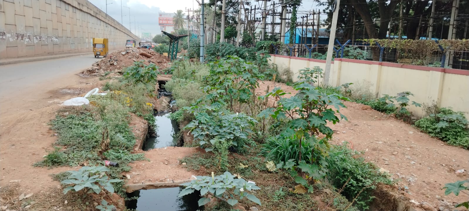 ಹೊಸಕೋಟೆ ನಗರದಲ್ಲಿ ಚರಂಡಿ ಸರಾಗವಾಗಿ ಹರಿಯದೆ ಕಟ್ಟಿಕೊಂಡಿರುವುದು