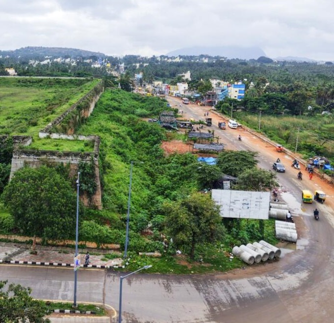 ಕೋಟೆಗೆ ಹೊಂದಿಕೊಂಡಂತಿರುವ ಮಾಗಡಿ– ಬೆಂಗಳೂರು ಮುಖ್ಯರಸ್ತೆಯ ದಕ್ಷಿಣ ಭಾಗದಲ್ಲಿರುವ ಕೋಟೆ ಕಂದಕದ ಜಾಗ