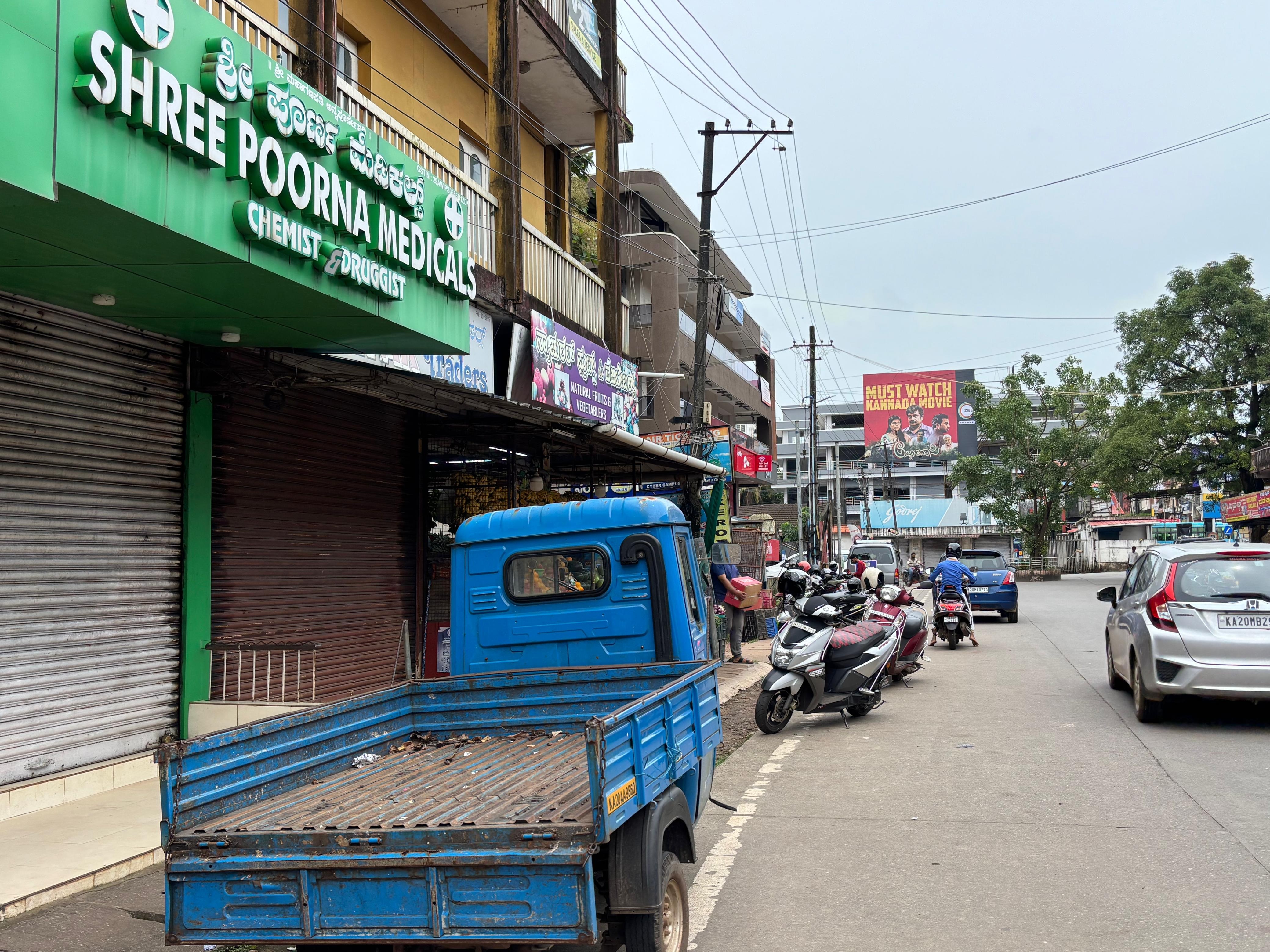 ಉಡುಪಿಯ ಸರ್ವಿಸ್‌ ಬಸ್‌ ನಿಲ್ದಾಣದ ಬಳಿ ರಸ್ತೆಯಲ್ಲೇ ವಾಹನ ನಿಲುಗಡೆ ಮಾಡಿರುವುದು