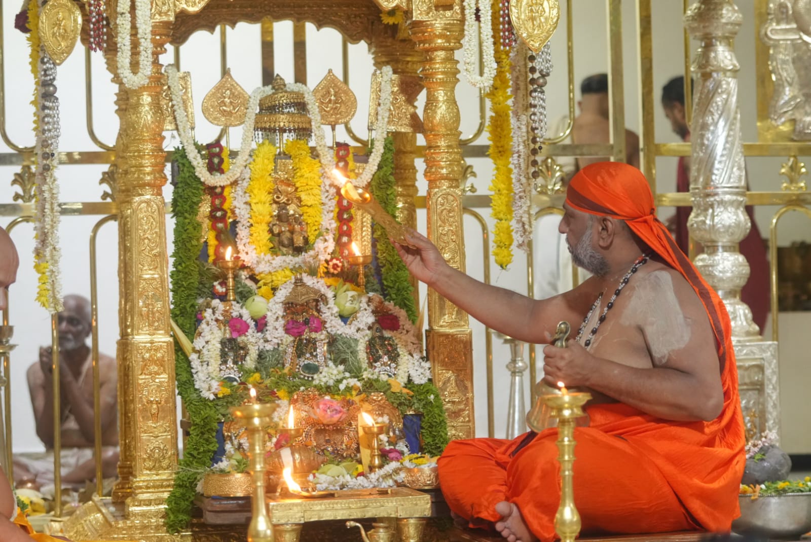 ಮಂತ್ರಾಲಯದಲ್ಲಿ ಶ್ರೀ ಬ್ರಹ್ಮ ಕರಾರ್ಚಿತ ಮೂಲ ರಾಮದೇವರ ಪೂಜೆಯನ್ನು ಸುಬುಧೇಂದ್ರ ತೀರ್ಥ ಶ್ರೀಗಳು ನೆರವೇರಿಸಿದರು