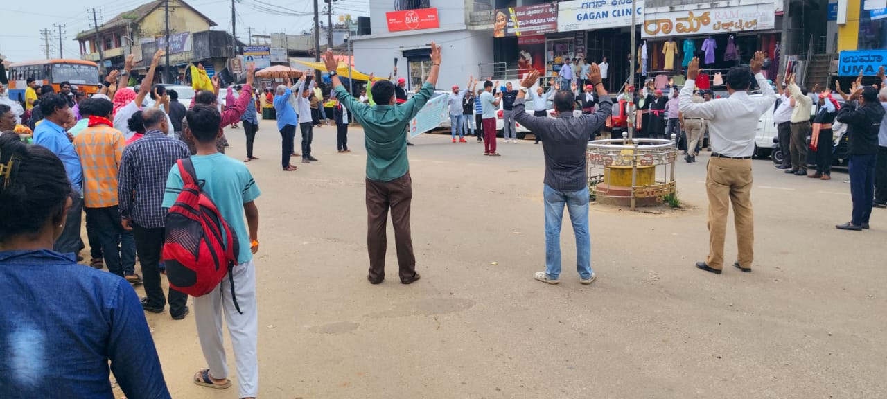 ಸುಂಟಿಕೊಪ್ಪದ ಕನ್ನಡ ವೃತ್ತದಲ್ಲಿ ಕೊಡವ ನ್ಯಾಷನಲ್ ಕೌನ್ಸಿಲ್ ವತಿಯಿಂದ ‘ಕೊಡವಲ್ಯಾಂಡ್’ ಹಕ್ಕೋತ್ತಾಯಕ್ಕಾಗಿ ಮಾನವ ಸರಪಳಿ ನಿರ್ಮಿಸಿ ಭಾನುವಾರ ಪ್ರತಿಭಟನೆ ನಡೆಸಲಾಯಿತು.