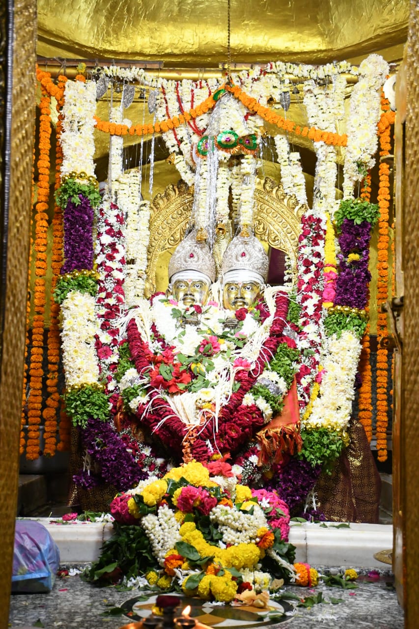 ಕಲಬುರಗಿಯ ಶರಣ ‌ಬಸವೇಶ್ವರ ದೇವಸ್ಥಾನದಲ್ಲಿ ಉಭಯ ಶರಣರ ‌ಗದ್ದುಗೆಗೆ  ವಿಶೇಷ ಅಲಂಕಾರ ‌ಮಾಡಿರುವುದು