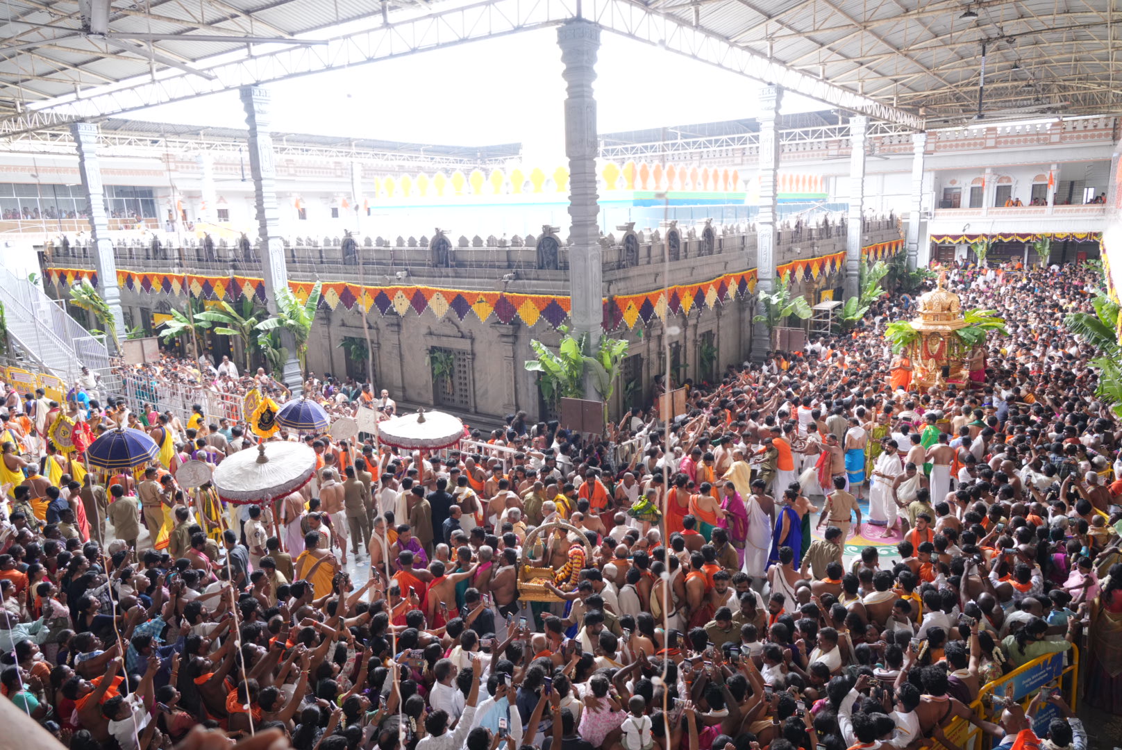 ಮಂತ್ರಾಲಯದ ಶ್ರೀಮಠದ ಆವರಣದಲ್ಲಿ ಸ್ವರ್ಣ ರಥದಲ್ಲಿ ರಾಘವೇಂದ್ರ ತೀರ್ಥರ ಚಿನ್ನದ ಉತ್ಸಮೂರ್ತಿಯ ಭವ್ಯ ಮೆರವಣಿಗೆ ಮಾಡಲಾಯಿತು