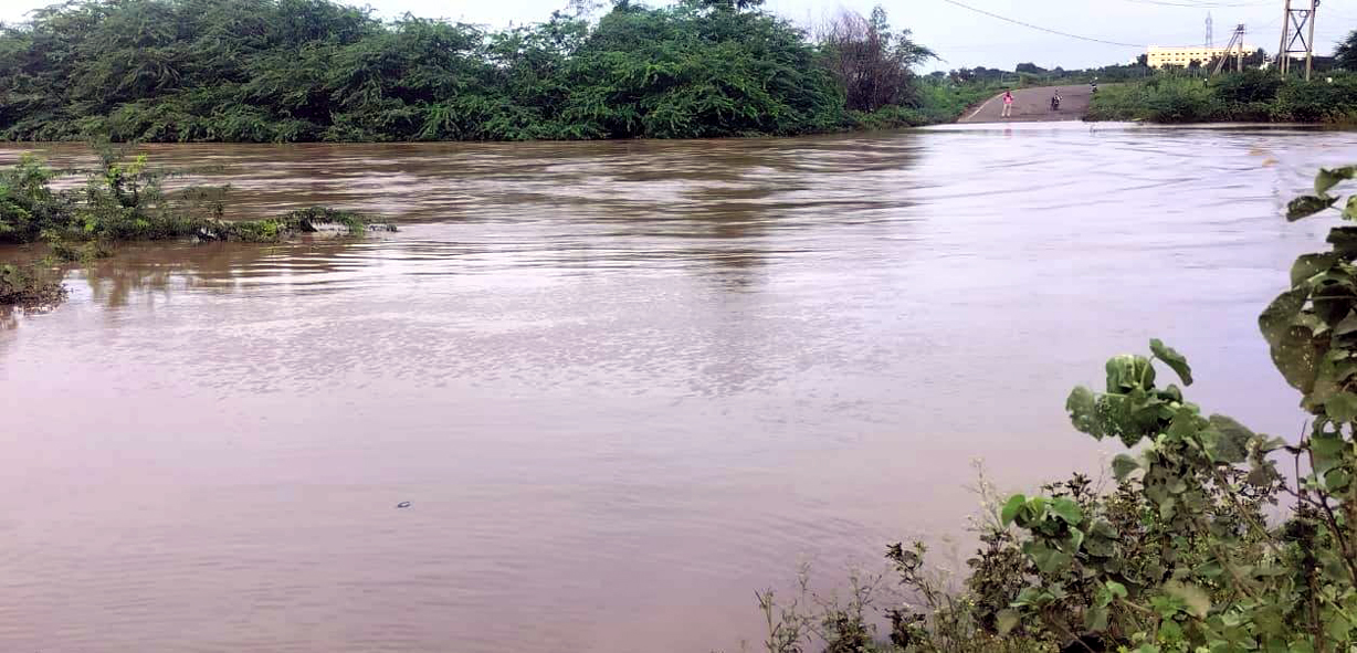 ತಾಳಿಕೋಟೆ:ಮಳೆಯಿಂದಾಗಿ ಪಟ್ಟಣದ ಮೂಲಕ ಹಾಯ್ದುಹೋಗುವ ರಾಜ್ಯ ಹೆದ್ದಾರಿಯಲ್ಲಿರುವ ಡೋಣಿ ನದಿಗೆ ಅಡ್ಡಲಾಗಿ ನಿರ್ಮಿಸಿರುವ ಬ್ರಿಟೀಷ್ ಕಾಲದ  ಸೇತುವೆ ಜಲಾವೃತವಾಗಿದ್ದು ಕಳೆದ ಐದು ದಿನಗಳಿಂದ ರಸ್ತೆ ಸಂಪರ್ಕ ಸ್ಥಗಿತವಾಗಿದೆ.
