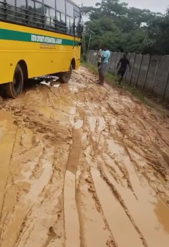 ಮಳೆಯಿಂದ ಕೆಸರು ಗದ್ದೆಯಂತಾಗಿರುವ ಹೊಸಹಳ್ಳಿ ಚನ್ನತಿಮ್ಮಯ್ಯನ ಪಾಳ್ಯದ ರಸ್ತೆ