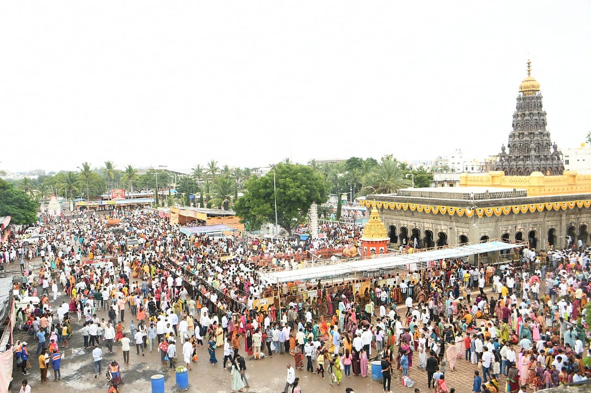 ಕಲಬುರಗಿ | ಶ್ರಾವಣ ‌ಮಾಸ: ಶರಣ ಬಸವೇಶ್ವರರ ದೇವಸ್ಥಾನಕ್ಕೆ ಹರಿದು ಬಂದ ಭಕ್ತ ಸಾಗರ