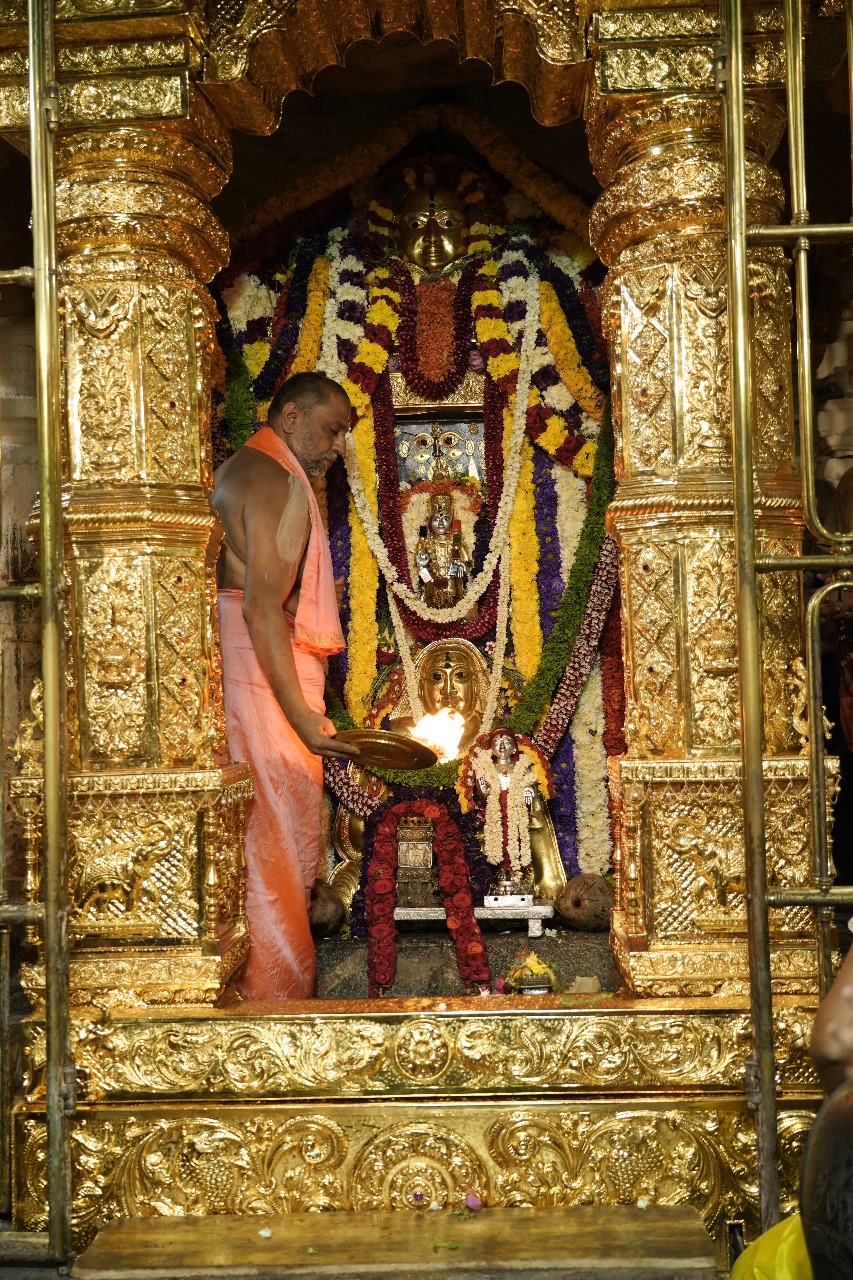 ಶ್ರೀಸುಬುಧೇಂದ್ರ ತೀರ್ಥರು ಶ್ರೀರಾಯರ ಮೂಲಬೃಂದಾವನಕ್ಕೆ ಮಹಾ ಆರತಿ ಬೆಳಗಿದರು