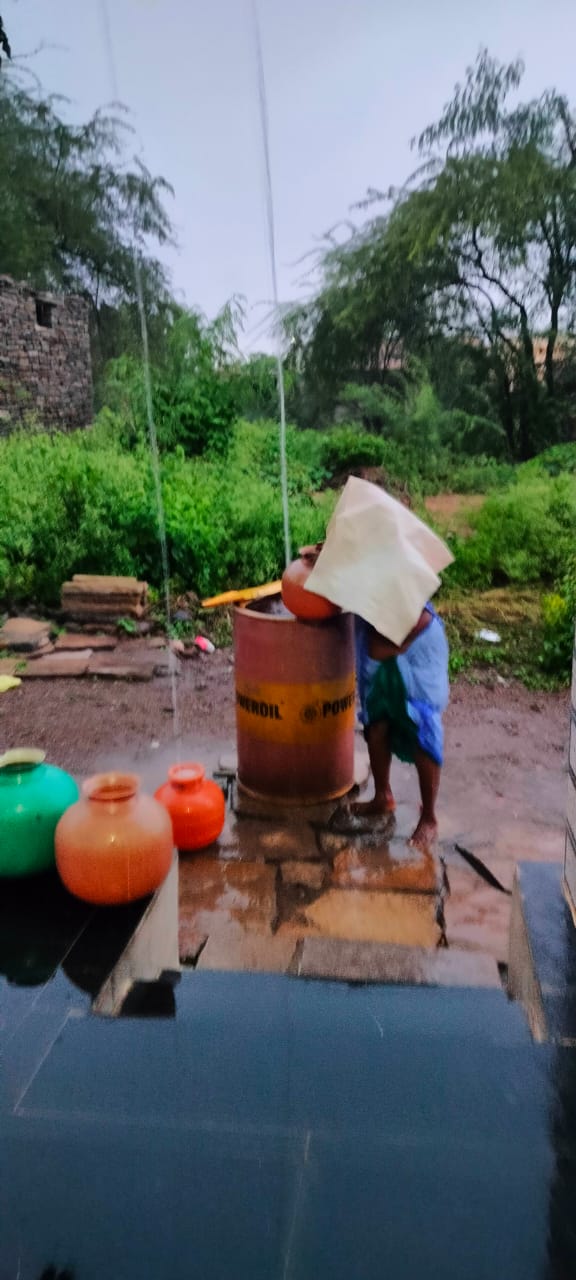 ಬಟ್ಟೆ ತೊಳೆಯಲು ಸ್ನಾನಕ್ಕೆ ಮಳೆ ನೀರು ಸಂಗ್ರಹ ಮಾಡುತ್ತಿರುವ ಮಹಿಳೆ