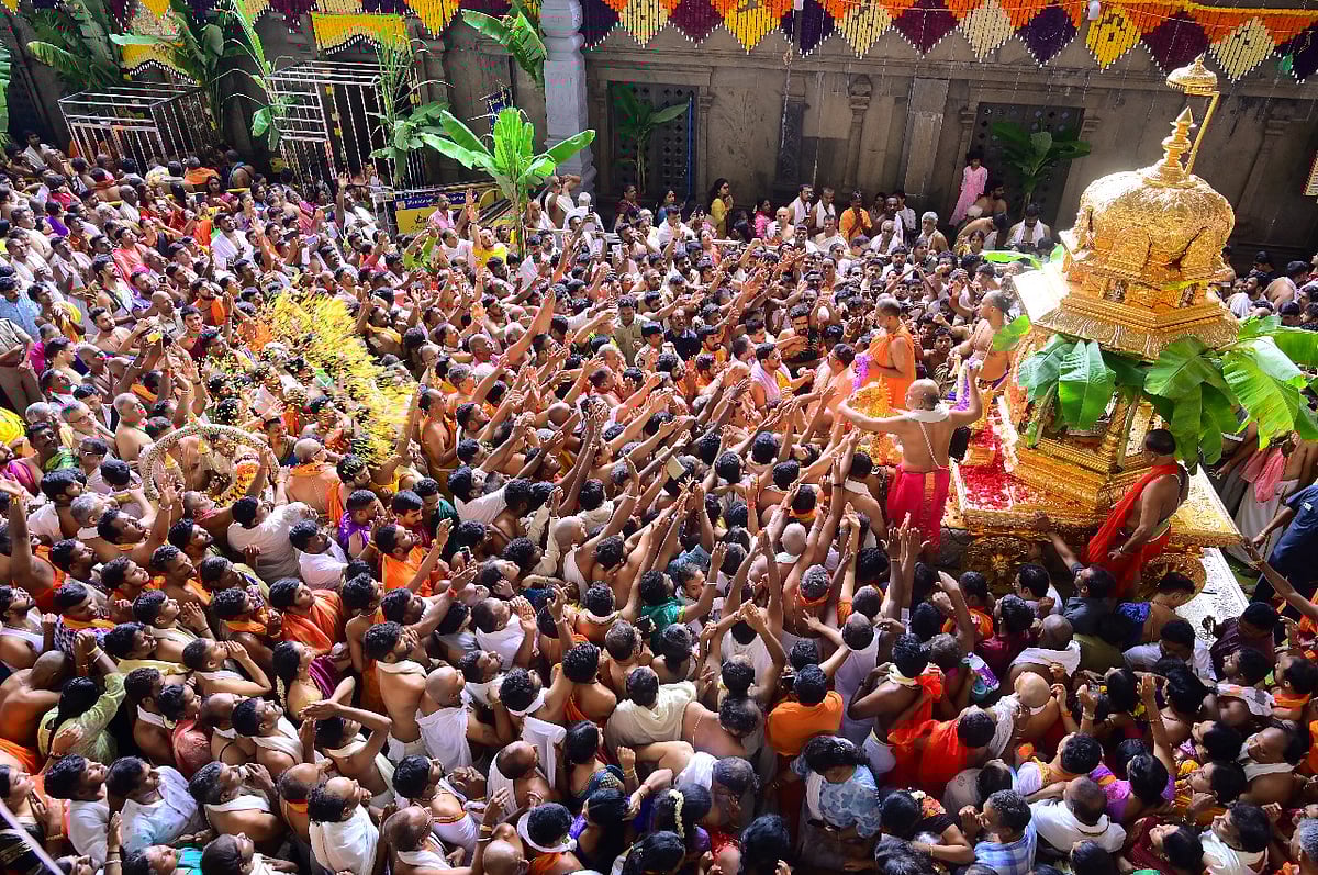 ಮಂತ್ರಾಲಯದಲ್ಲಿ ರಾಯರ ಮಧ್ಯಾರಾಧನೆ: ಸ್ವರ್ಣ ರಥೋತ್ಸವ