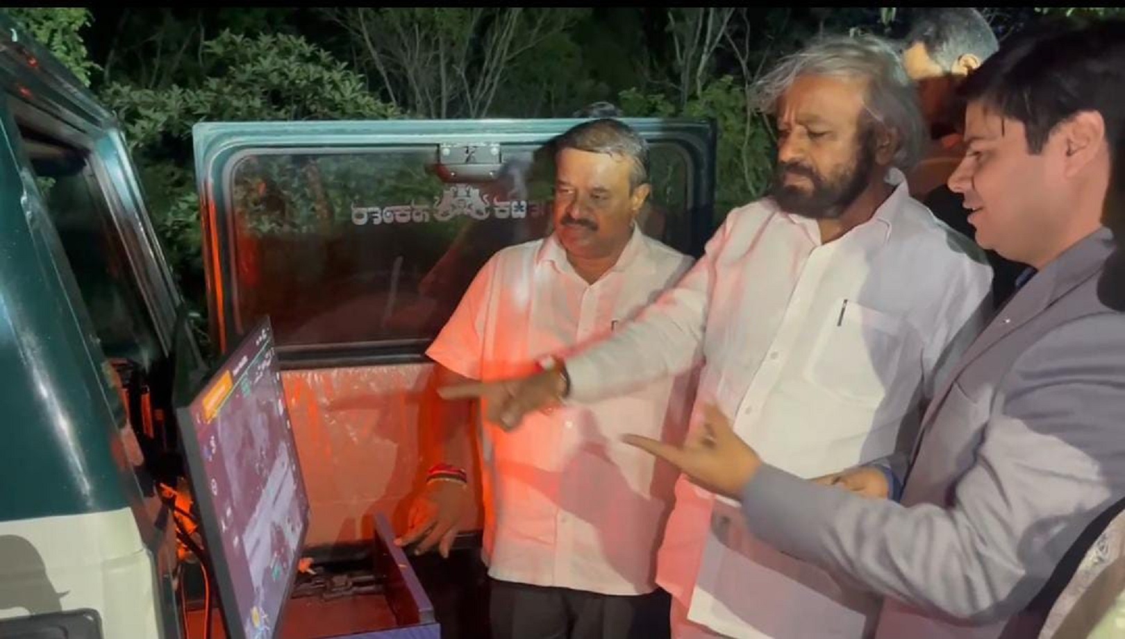 ಹಾಸನದಲ್ಲಿ ಅರಣ್ಯ ಸಚಿವ ಈಶ್ವರ್ ಖಂಡ್ರೆ ಭಾನುವಾರ ರಾತ್ರಿ ಥರ್ಮಲ್‌ ಡ್ರೋನ್ ಸ್ಕ್ವಾಡ್ ಉದ್ಘಾಟಿಸಿದರು. ಶಾಸಕ ಸಿ.ಎನ್‌. ಬಾಲಕೃಷ್ಣ ಡಿಸಿಎಫ್‌ ಸೌರಭ್‌ಕುಮಾರ್‌ ಇದ್ದರು.