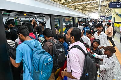 ರೈಲು ಹತ್ತಲು ಜನರ ಧಾವಂತ