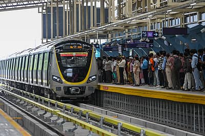 ರೈಲಿಗಾಗಿ ಕಾಯುತ್ತಿರುವ ಪ್ರಯಾಣಿಕರು