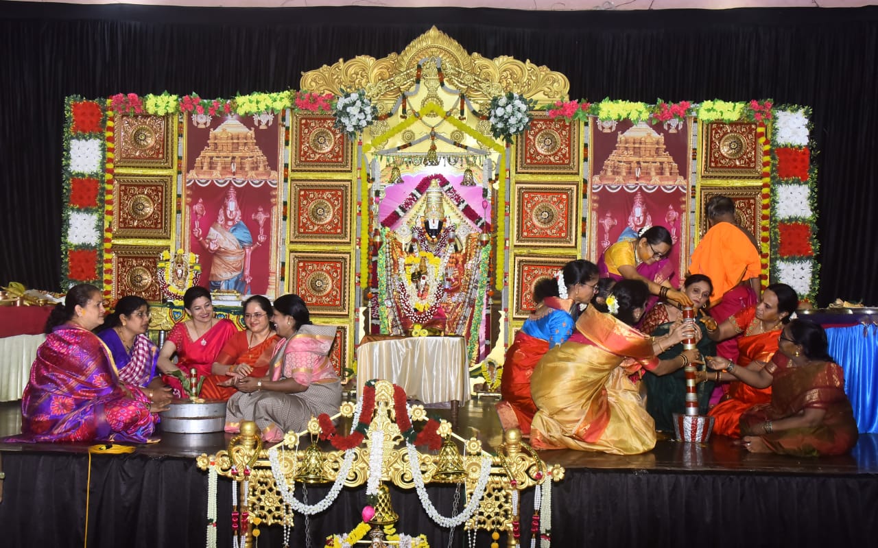 ಹುಬ್ಬಳ್ಳಿಯ ದೇಶಪಾಂಡೆ ನಗರದ ಶ್ರೀಕೃಷ್ಣ ಕಲ್ಯಾಣಮಂಟಪದ ರಾಯರ ಮಠದಲ್ಲಿ ಸೋಮವಾರ ಶ್ರೀನಿವಾಸ ಕಲ್ಯಾಣ ಮಹೋತ್ಸವ ಜರುಗಿತು