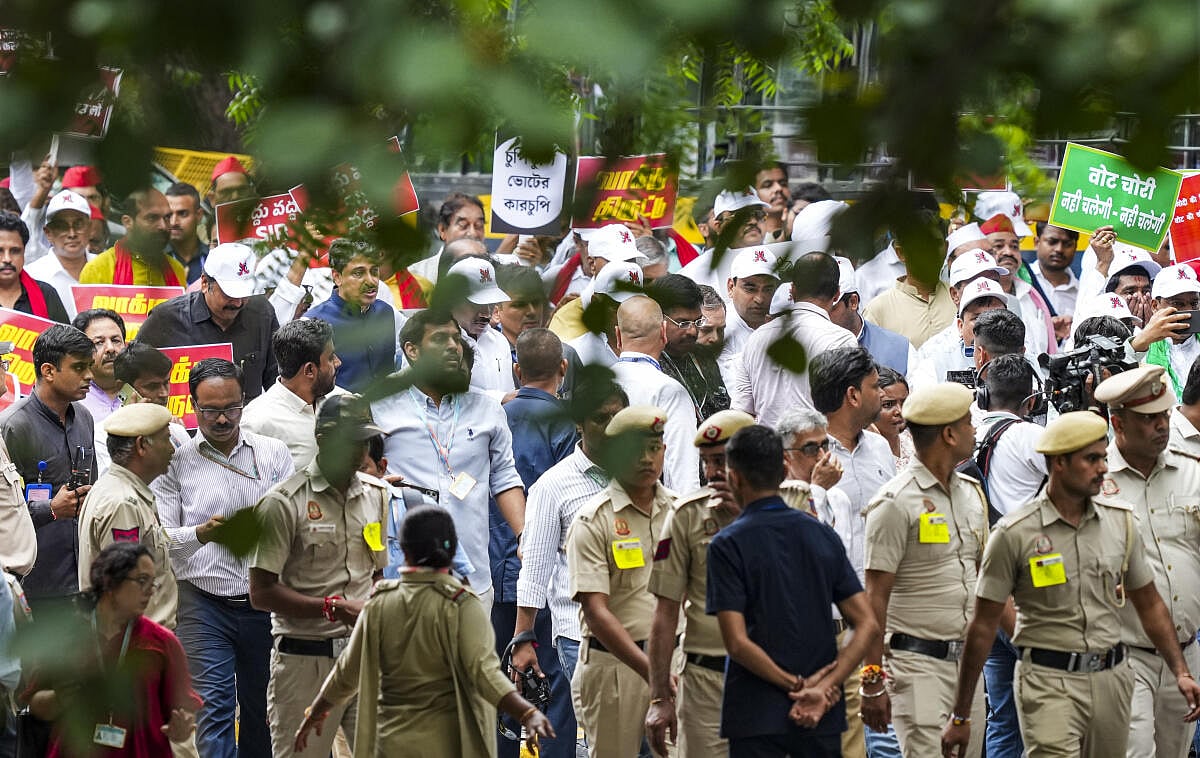 ಮತ ಕಳ್ಳತನ ಆರೋಪ: ‘ಇಂಡಿಯಾ’ ಬಣದ ಪ್ರತಿಭಟನಾ ಮೆರವಣಿಗೆಗೆ ಪೊಲೀಸರಿಂದ ತಡೆ