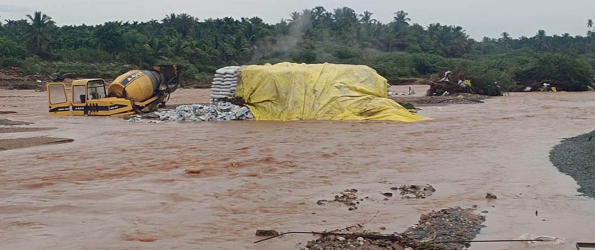ಮ್ಯಾದನಹೊಳೆ-ಸಮುದ್ರದಹಳ್ಳಿ: ನಿರ್ಮಾಣ ಹಂತದ ಸಂಪರ್ಕ ಸೇತುವೆ ಪರಿಕರ ನೀರುಪಾಲು