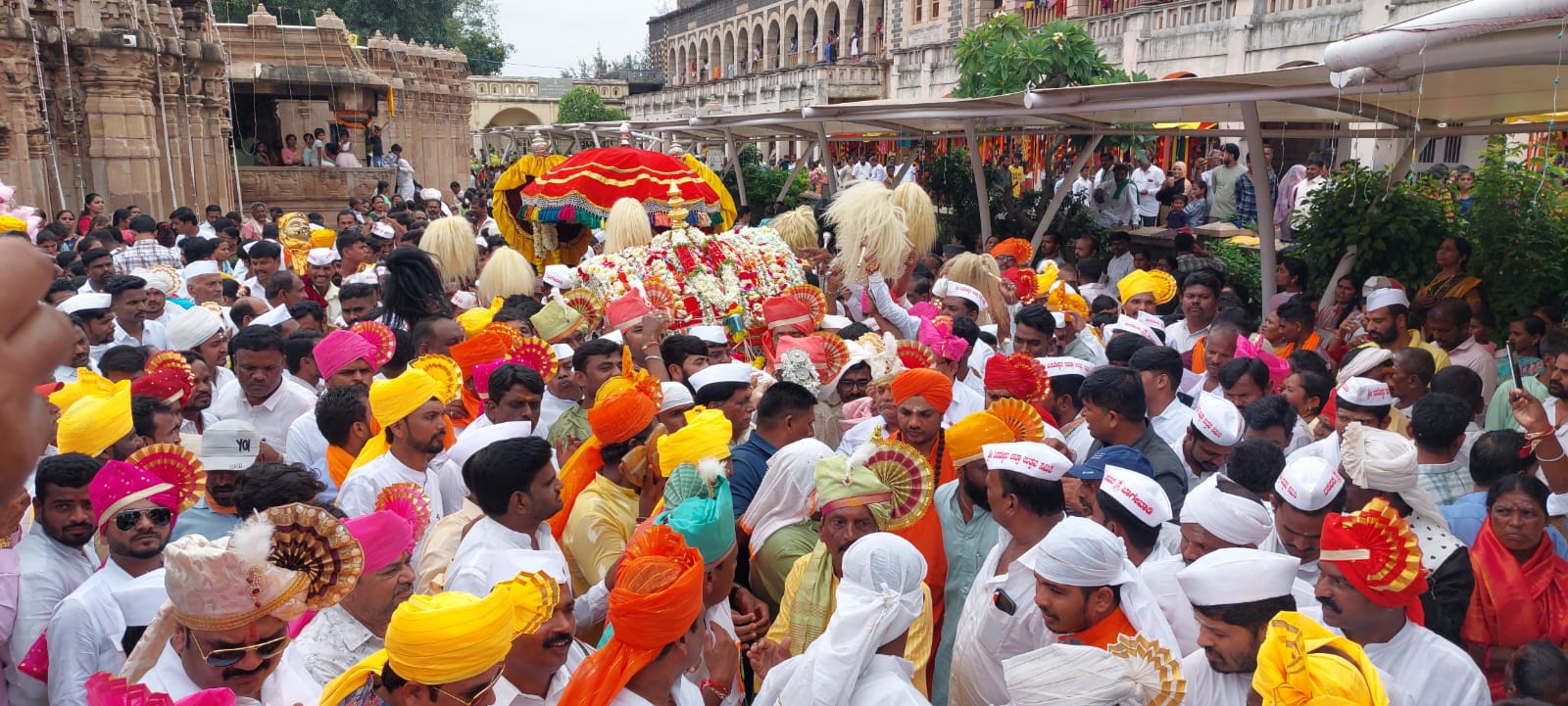 ಬಸವನಬಾಗೇವಾಡಿ ಐತಿಹಾಸಿಕ‌ ಬಸವೇಶ್ವರ (ಮೂಲನಂದೀಶ್ವರ) ಜಾತ್ರೆ ಹಿನ್ನೆಲೆ ದೇವಸ್ಥಾನದ ಆವರಣದಲ್ಲಿ ಬೆಳ್ಳಿ ಪಲ್ಲಕ್ಕಿ ಉತ್ಸವ ಜರುಗಿತು 