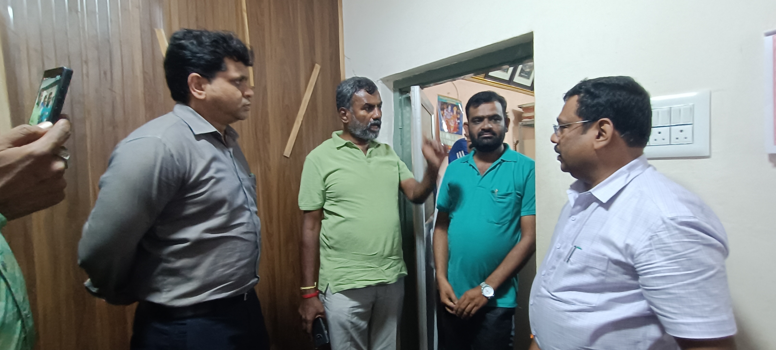 ಬಿಡಿಎ ಅಧಿಕಾರಿಗಳು ಹಾಗೂ ರೈತರ ನಡುವೆ ವಾಗ್ವಾದ ನಡೆಯಿತು.  