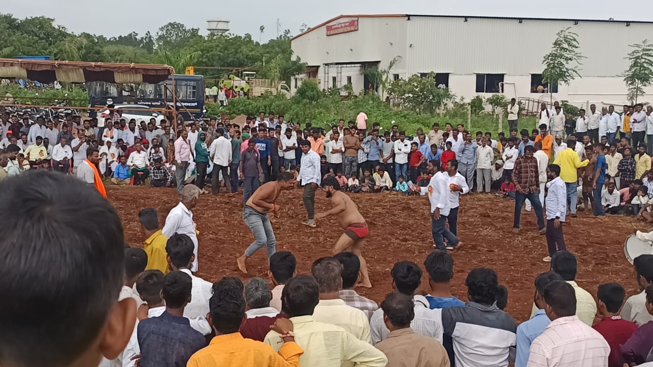 ಭಾಲ್ಕಿ ತಾಲ್ಲೂಕಿನ ಖಟಕ ಚಿಂಚೋಳಿ ಗ್ರಾಮದಲ್ಲಿ ಶಾಂತಲಿಂಗೇಶ್ವರರ ಜಾತ್ರಾ ಮಹೋತ್ಸವ ನಿಮಿತ್ತ ಪೈಲ್ವಾನರ ಮಧ್ಯೆ ಜಂಗಿಕುಸ್ತಿ ನಡೆದವು