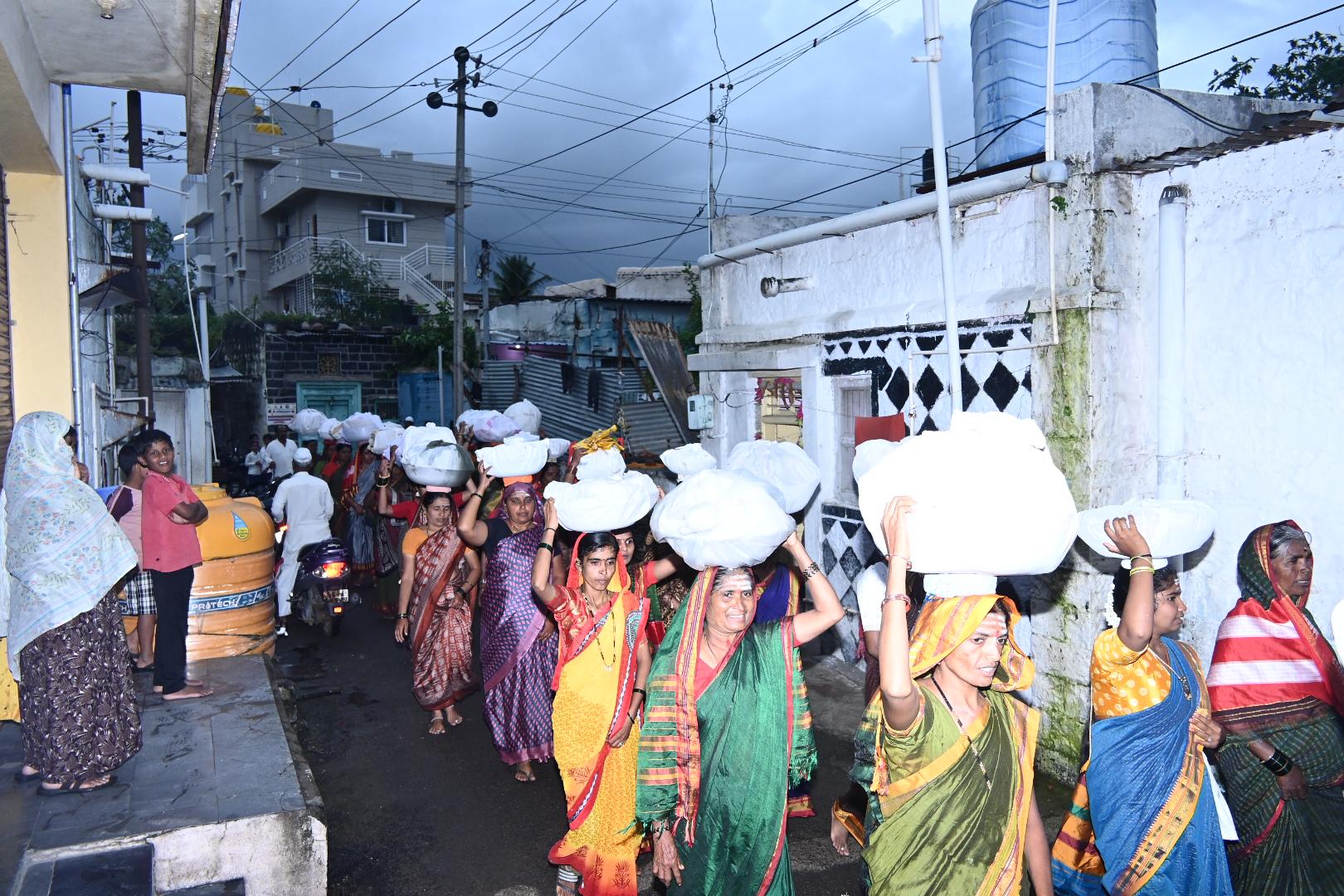 ಬಸವನಬಾಗೇವಾಡಿಯ ಐತಿಹಾಸಿಕ ಬಸವೇಶ್ವರ ಜಾತ್ರೋತ್ಸವದಲ್ಲಿ ದಾಸೋಹ ಸೇವೆಗಾಗಿ ಮಹಿಳೆಯರಿಂದ ರೊಟ್ಟಿ ಬುಟ್ಟಿ ಮೆರವಣಿಗೆ ಜರುಗಿತು