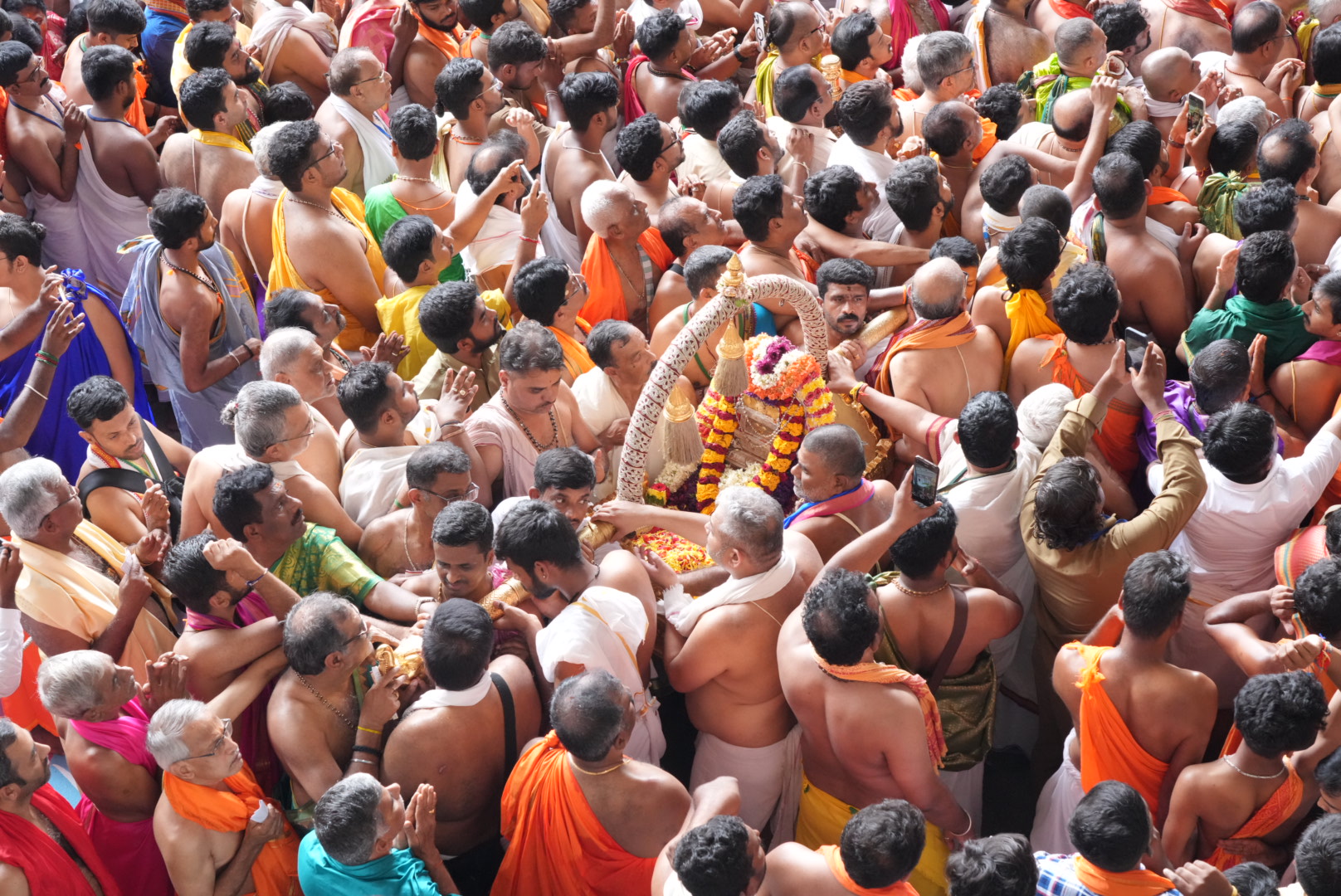 ಮಂತ್ರಾಲಯದಲ್ಲಿ ಶ್ರೀರಾಘವೇಂದ್ರ ಸ್ವಾಮಿಗಳ 354ನೇ ಆರಾಧನಾ ಮಹೋತ್ಸವದ ಮಧ್ಯಾರಾಧನೆ ಪ್ರಯುಕ್ತ ಪಲ್ಲಕ್ಕಿ ಮೆರವಣಿಗೆ ನಡೆಯಿತು
