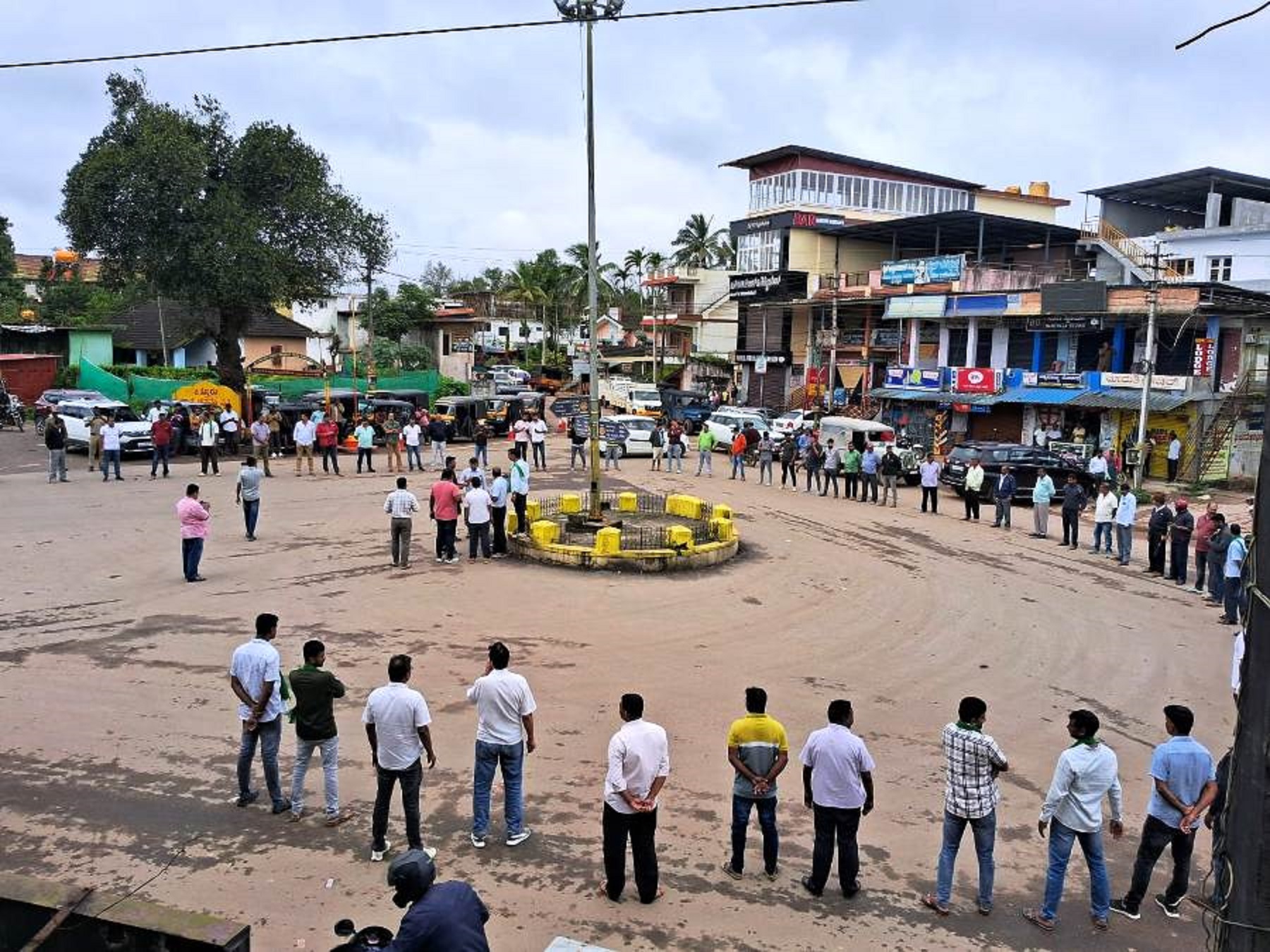 ಶನಿವಾರಸಂತೆಯ ಕಿತ್ತೂರು ರಾಣಿ ಚೆನ್ನಮ್ಮ ವೃತ್ತದ‌ಲ್ಲಿ ಪ್ರತಿಭಟನಕಾರರು ಮಾನವ ಸರಪಳಿ ರಚಿಸಿ ಆಕ್ರೋಶ ವ್ಯಕ್ತಪಡಿಸಿದರು 