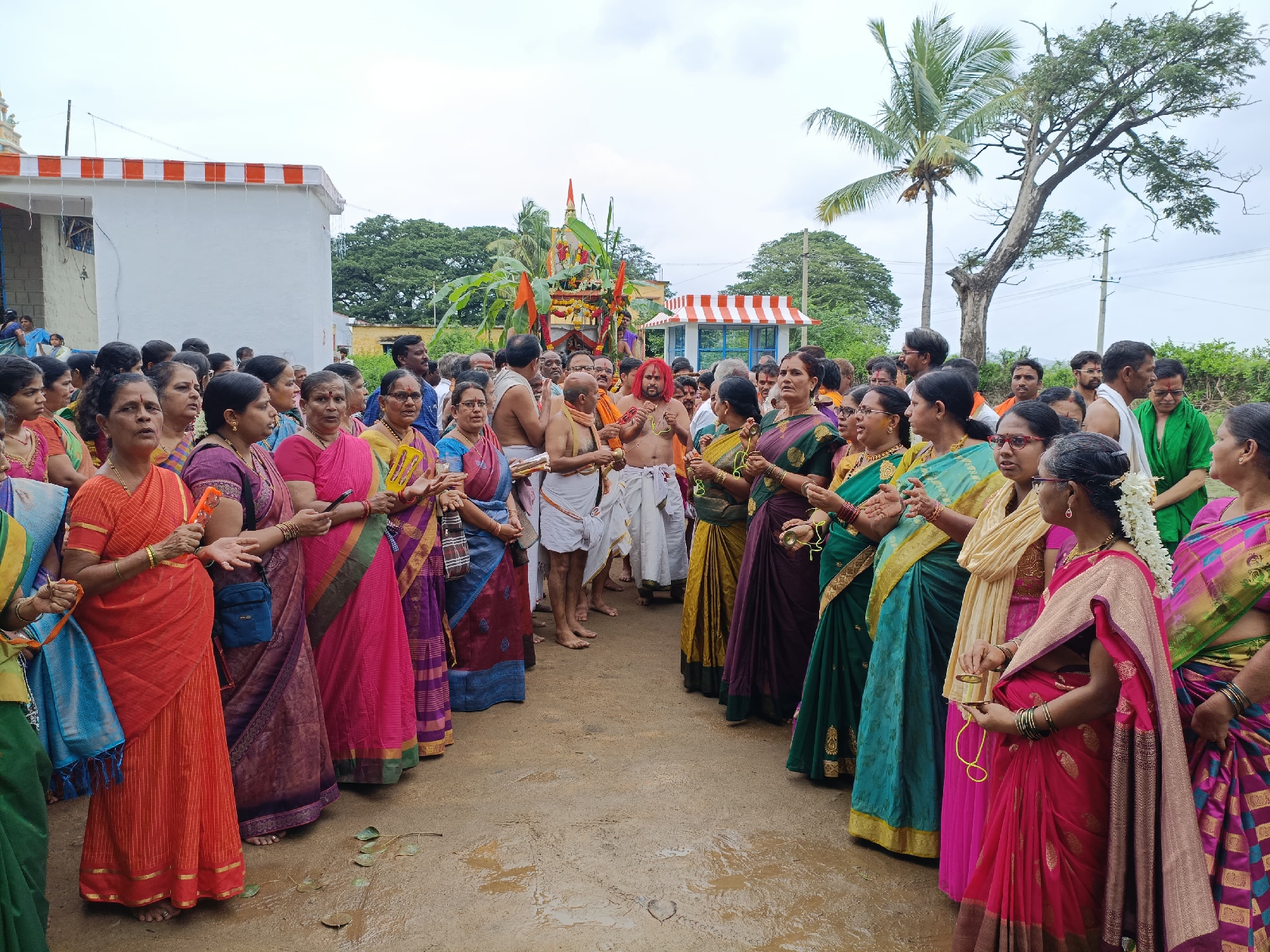 ಮುನಿರಾಬಾದ್ ನ ಕೈಗಾರಿಕಾ ಪ್ರದೇಶದ ರಾಘವೇಂದ್ರ ರಾಯರ ಮಠದಲ್ಲಿ ಮಂಗಳವಾರ ಉತ್ತರಾರಾಧನೆ ಅಂಗವಾಗಿ ಮಹಾರಥೋತ್ಸವ ನಡೆಯಿತು