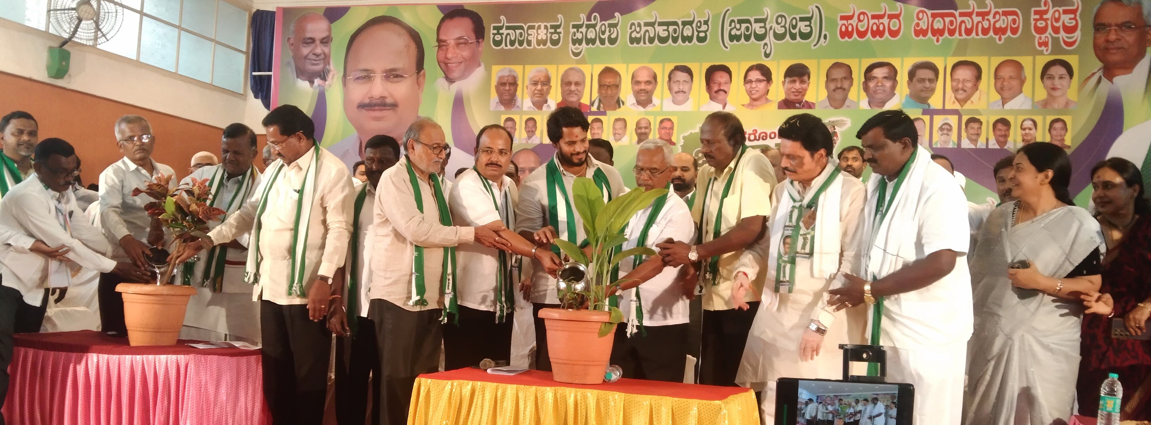 ಹರಿಹರದಲ್ಲಿ ಮಂಗಳವಾರ ಹಮ್ಮಿಕೊಂಡಿದ್ದ ಜೆಡಿಎಸ್ ಕಾರ್ಯಕರ್ತರ ಸಮಾವೇಶವನ್ನು ನಿಖಿಲ್ ಕುಮಾರಸ್ವಾಮಿ ಉದ್ಘಾಟಿಸಿದರು. ಮಾಜಿ ಶಾಸಕ ಎಚ್.ಎಸ್.ಶಿವಶಂಕರ್ ಉಪಸ್ಥಿತರಿದ್ದರು