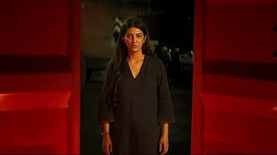 ಈ ಚಿತ್ರದಲ್ಲಿ ನಟಿ ಶ್ರುತಿ ಹಾಸನ್‌, ಪ್ರೀತಿ ಪಾತ್ರದಲ್ಲಿ ಕಾಣಿಸಿಕೊಂಡಿದ್ದು, ₹4 ಕೋಟಿ ಸಂಭಾವನೆ ಪಡಿದ್ದಾರೆ ಎನ್ನಲಾಗಿದೆ.