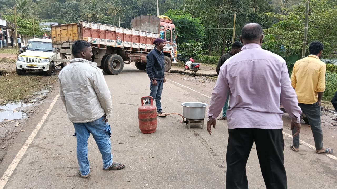 ಸೋಮವಾರಪೇಟೆ ಕಾಗಡಿಕಟ್ಟೆ ಗ್ರಾಮದಲ್ಲಿ ಪ್ರತಿಭಟನಕಾರರು ರಸ್ತೆಯಲ್ಲೇ ಅಡುಗೆ ಮಾಡಿ ರಸ್ತೆ ತಡೆ ನಡೆಸಿದರು