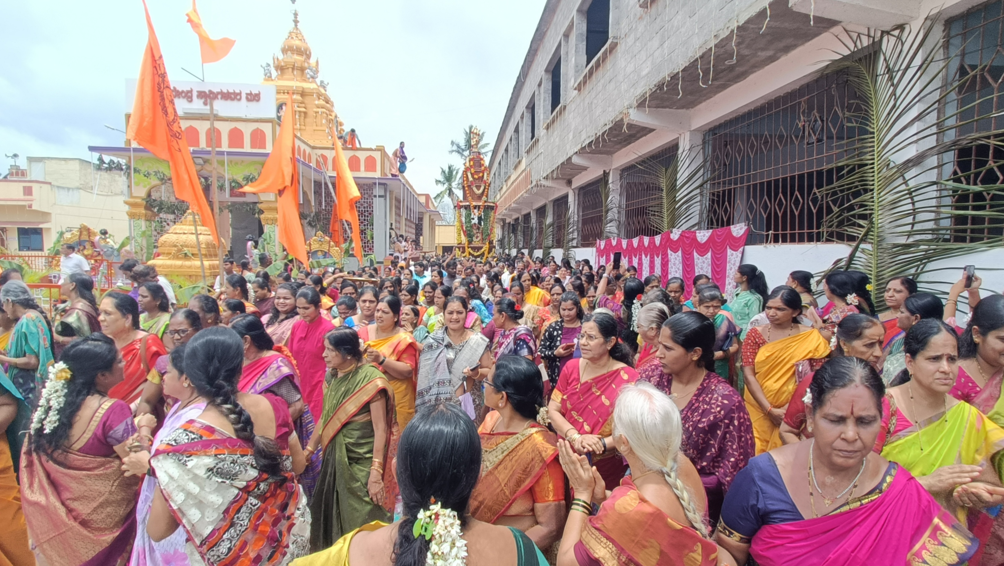  ಹರಿಹರ: ಹರಿಹರದ ರಾಘವೇಂದ್ರ ಸ್ವಾಮಿ ಮಠದಲ್ಲಿ ಆರಾಧನಾ ಮಹೋತ್ಸವ ನಿಮಿತ್ತ ಮಂಗಳವಾರ ನೂರಾರು ಭಕ್ತರ ಸಮ್ಮುಖದಲ್ಲಿ ಮಹಾರಥೋತ್ಸವವನ್ನು ಶ್ರದ್ದಾಭಕ್ತಿಯಿಂದ ನೆರೆವೇರಿಸಲಾಯಿತು. 