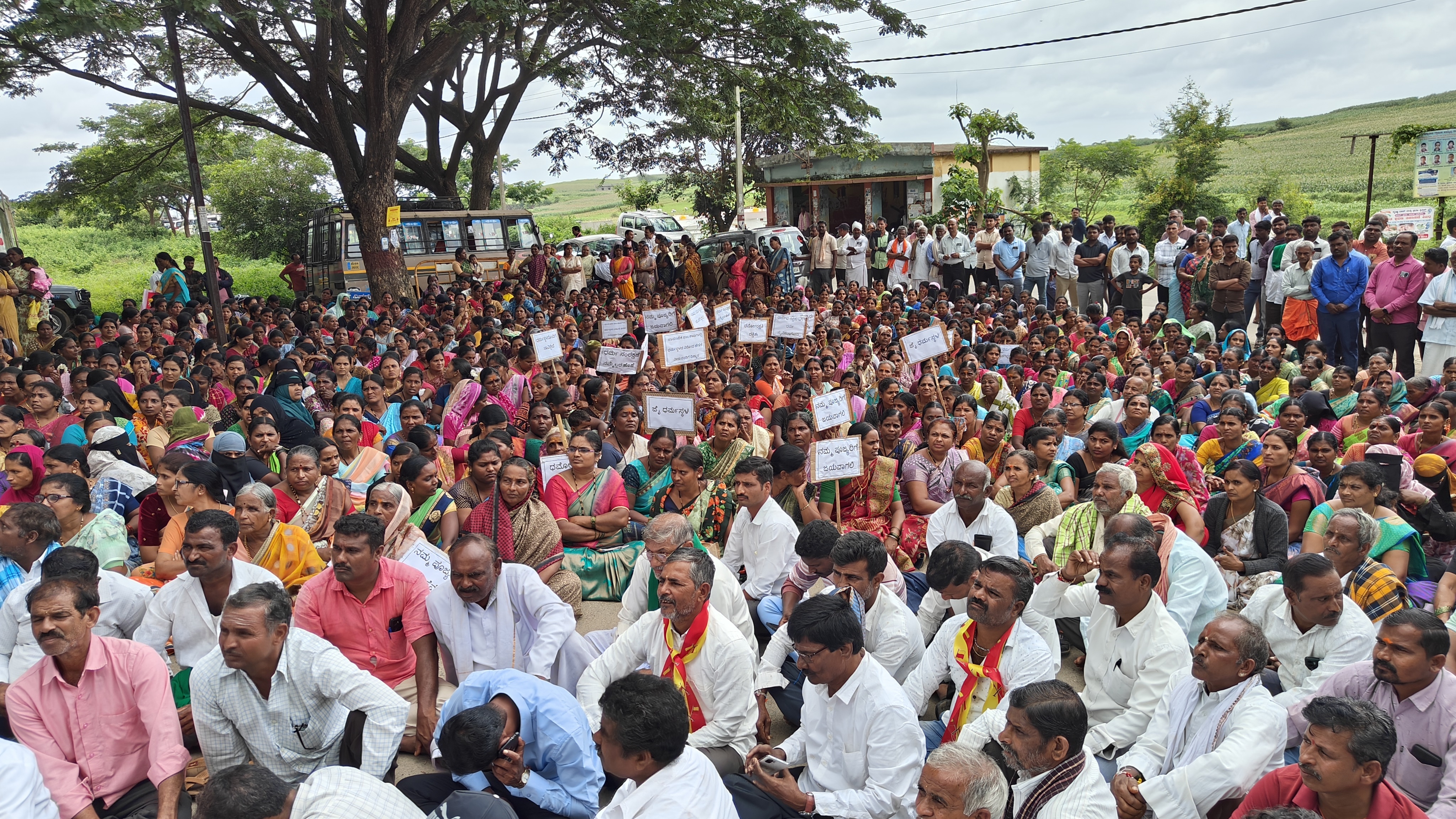 ‘ಶ್ರೀಕ್ಷೇತ್ರ ಧರ್ಮಸ್ಥಳದ ವಿರುದ್ಧ ಅಪಪ್ರಚಾರ ಮಾಡುತ್ತಿರುವ ಸಮಾಜಘಾತುಕ ಶಕ್ತಿಗಳನ್ನು ಪತ್ತೆ ಮಾಡಿ ಕಾನೂನು ಕ್ರಮ ಕೈಗೊಳ್ಳಬೇಕು’ ಎಂದು ಆಗ್ರಹಿಸಿ ಹಾವೇರಿ ಜಿಲ್ಲಾಧಿಕಾರಿ ಕಚೇರಿ ಎದುರು ಭಕ್ತರು ಮಂಗಳವಾರ ಪ್ರತಿಭಟನೆ ನಡೆಸಿದರು